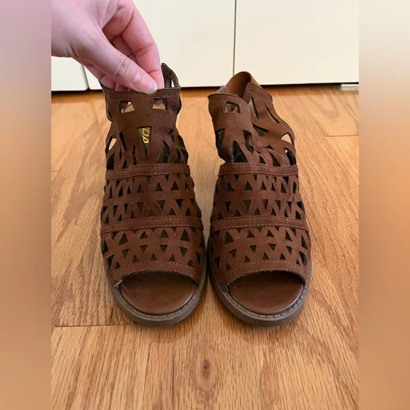 Soda-Brown Laser Cut Geometric Sandal Heels. size 10. - Picture 4 of 9